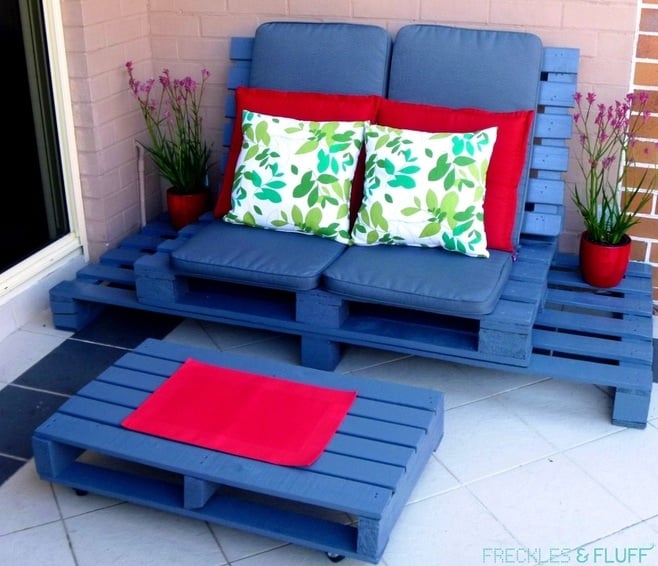 DIY Pallet Patio Lounge Chair...so many awesome Pallet Ideas!