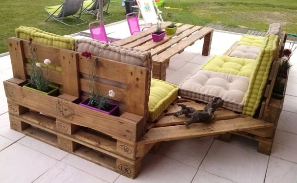 DIY Pallet Corner Couch & Table...these are the BEST DIY Pallet & Wood Ideas!
