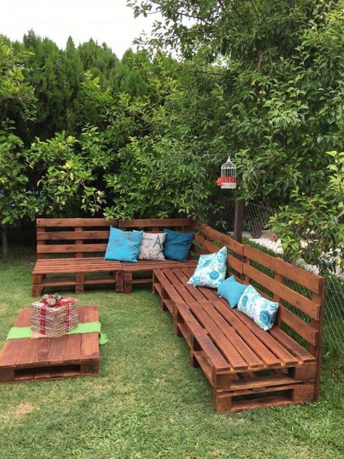 DIY Outdoor Pallet Sofa...these are the BEST Pallet Ideas!
