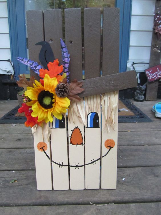 DIY Pallet Scarcrow...what a fun craft for Fall & Halloween! These are the BEST DIY Pallet Ideas!