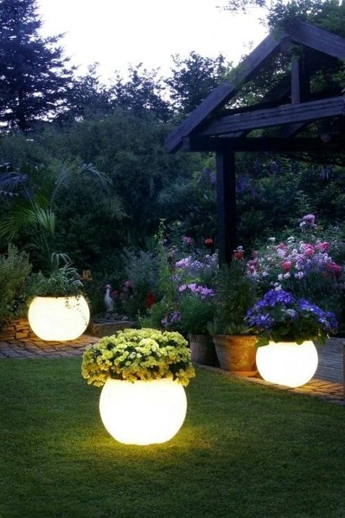 vasi luminosi che sono in grado di rendere magico qualsiasi giardino