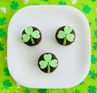 Easy St. Patrick's Day Clover Cupcakes