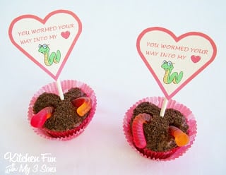 Heart Shaped Valentine Worm Cupcakes with Free Printable!