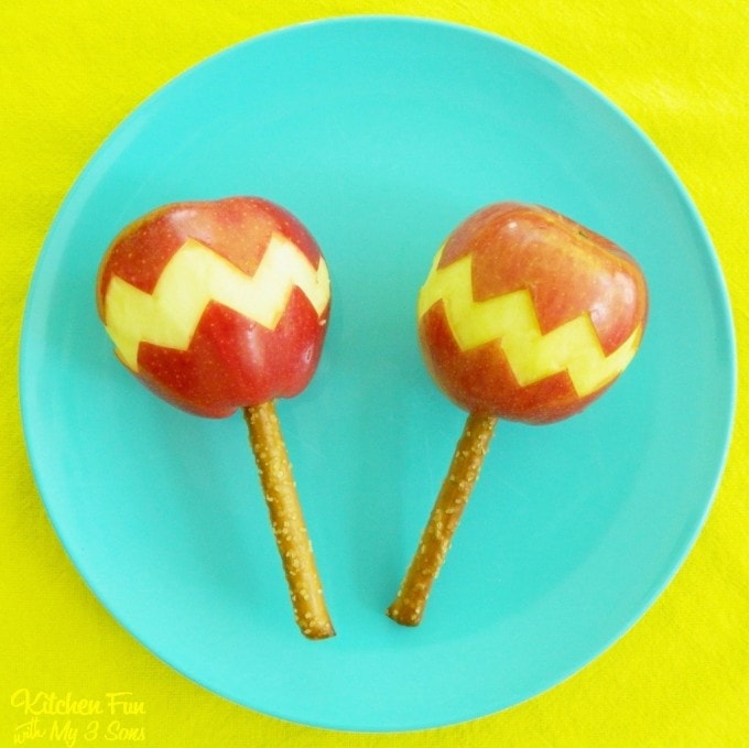 Cinco de Mayo Apple Maracas...a fun fruit snack for the kids!