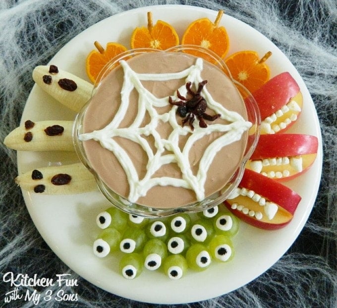 Halloween Fruit Snack...Kids will love this Spooky & Healthy Snack and this is SO easy to make!