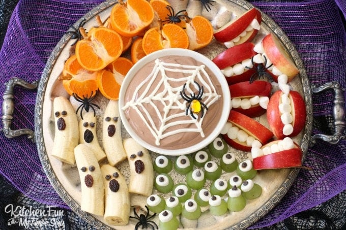 Halloween Fruit Snack...Kids will love this Spooky & Healthy Snack and this is SO easy to make!