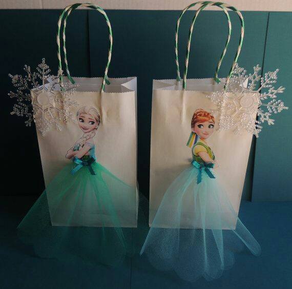 Frozen Elsa & Anna Party Favor Bags...these are the BEST Disney Frozen Fun Food & Party Ideas!