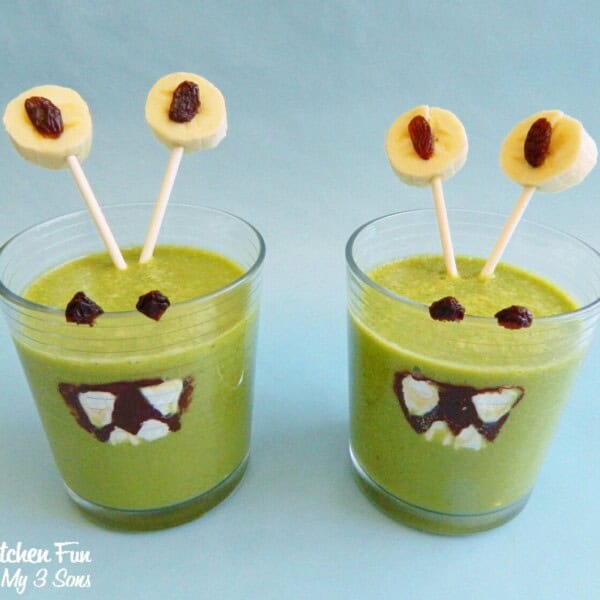 Green Smoothie that look like monsters in two glasses