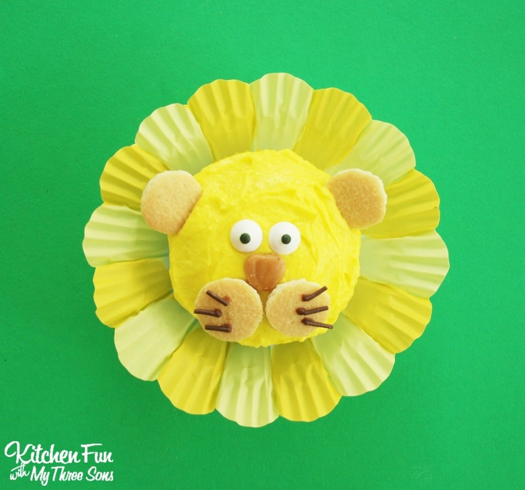Easy Lion Cupcakes that you can decorate in minutes! KitchenFunWIthMy3Sons.com