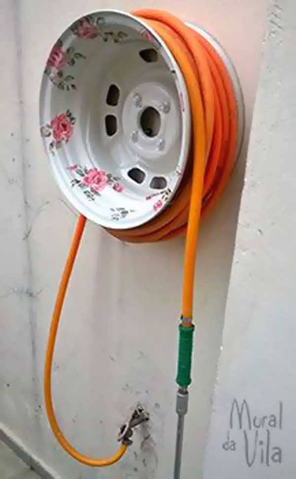 Paint an Old Tire Rim for a pretty Garden Hose Holder....these are the BEST Garden & DIY Yard Ideas!