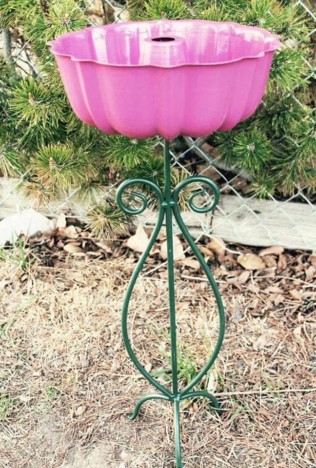 Make a Bird Bath using a Bundt Pan & Plant Stand...these are the BEST Yard Art & Garden Ideas!