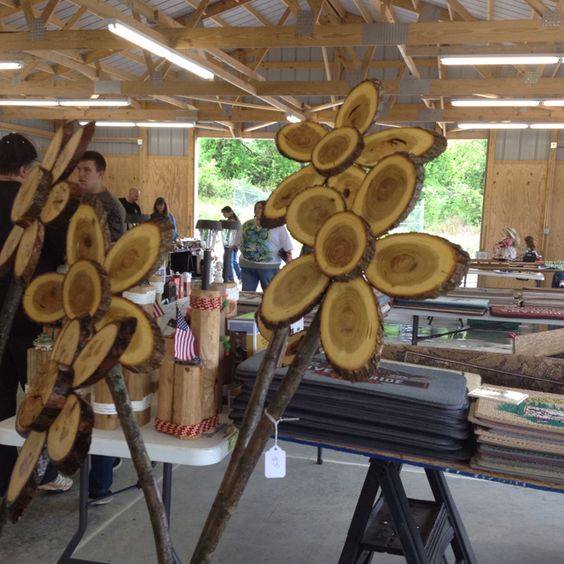 Turn Wood Slices into Flowers...these are the BEST Yard Art Ideas!