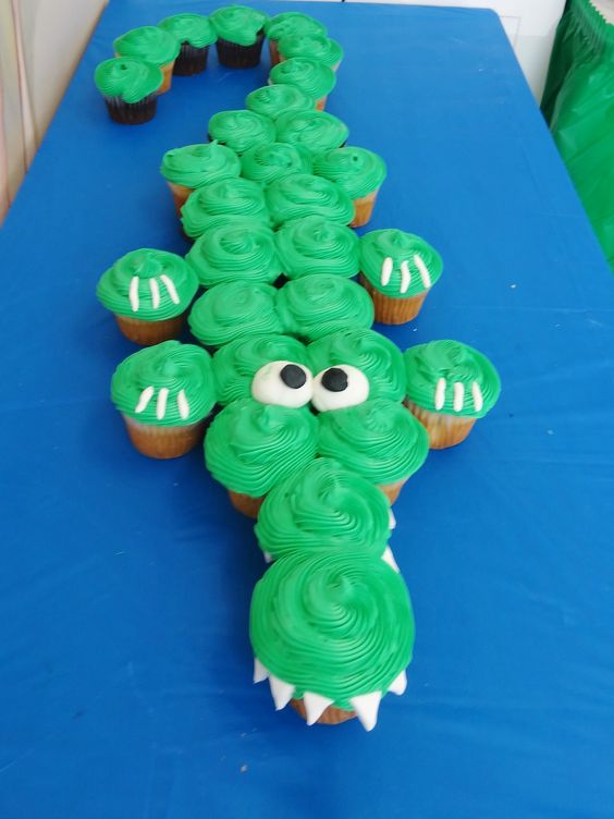 Alligator Pull-Apart Cupcake Cake