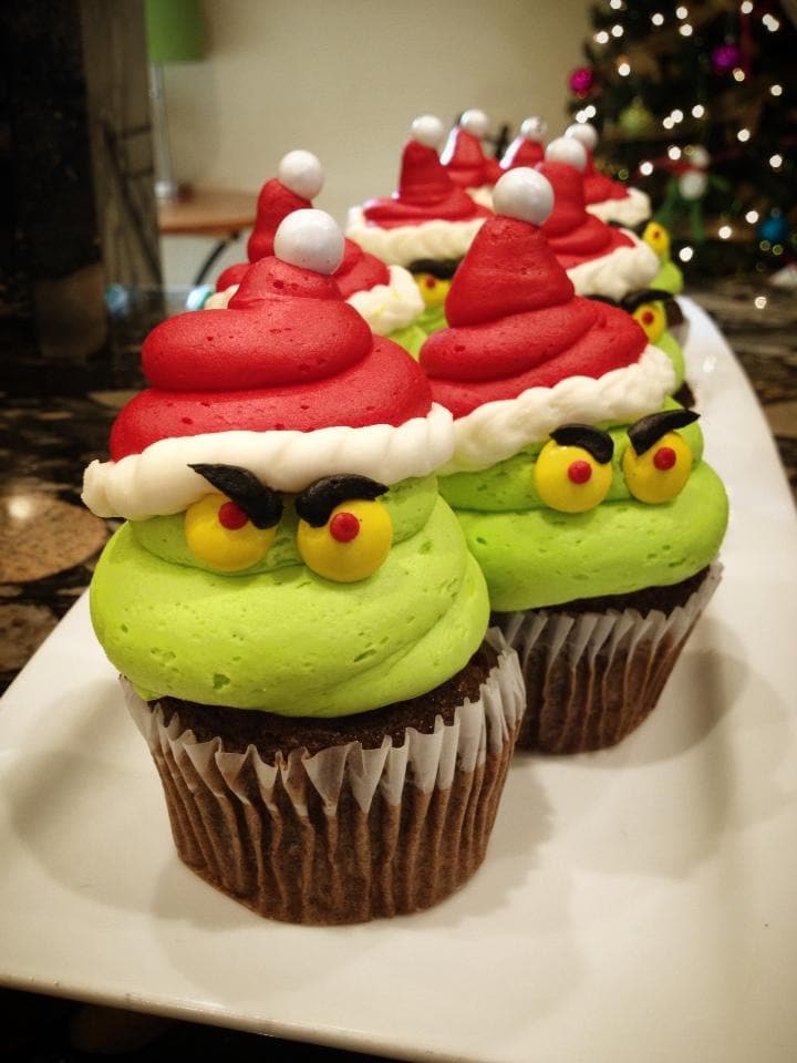 The Grinch Christmas Cupcakes...these are the BEST Cupcake Ideas!
