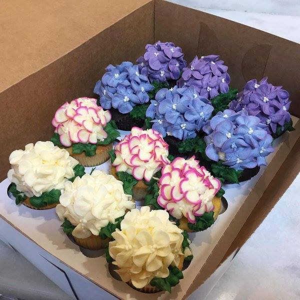 Hydrangea Cupcakes...these are the BEST Cupcake Ideas!