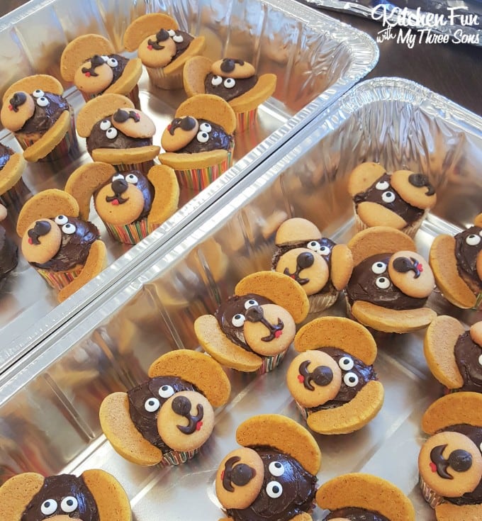 Easy Dog Cupcakes....these take minutes to make & such a cute cupcake idea for a Puppy Party!