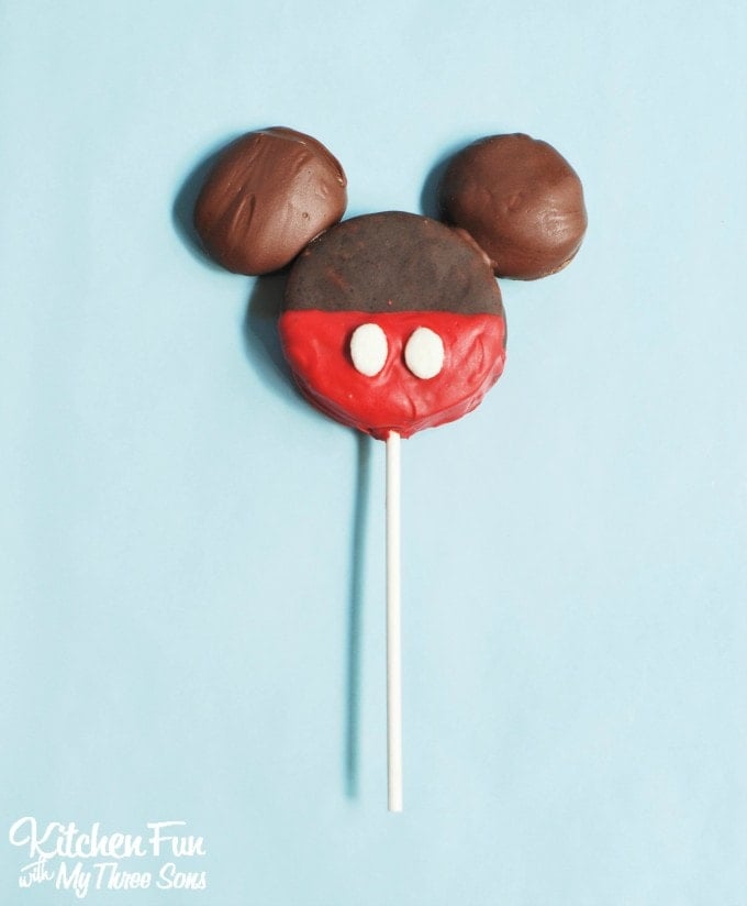 Easy Minnie and Mickey Mouse Treats made with Moon Pies for Kids! Your little Disney fans will love this!
