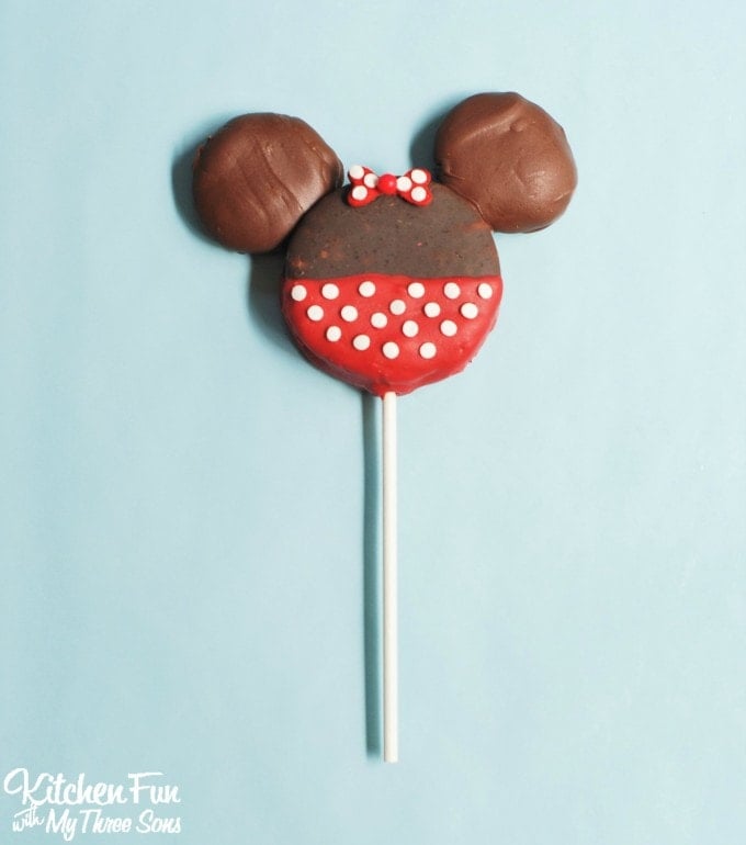 Easy Minnie and Mickey Mouse Treats made with Moon Pies for Kids! Your little Disney fans will love this!