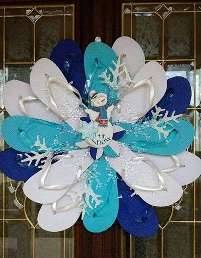 Flip Flop Snowman Wreath...these are the BEST DIY Christmas Decorations & Homemade Craft Ideas!