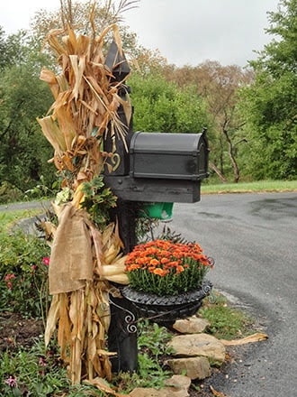 Mailbox Yard Decor...these are the BEST Fall Craft Ideas & DIY Home Decor Projects!