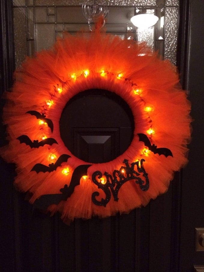Glowing Halloween Tulle Wreath...these are the BEST Halloween Home Decor & Craft Ideas!