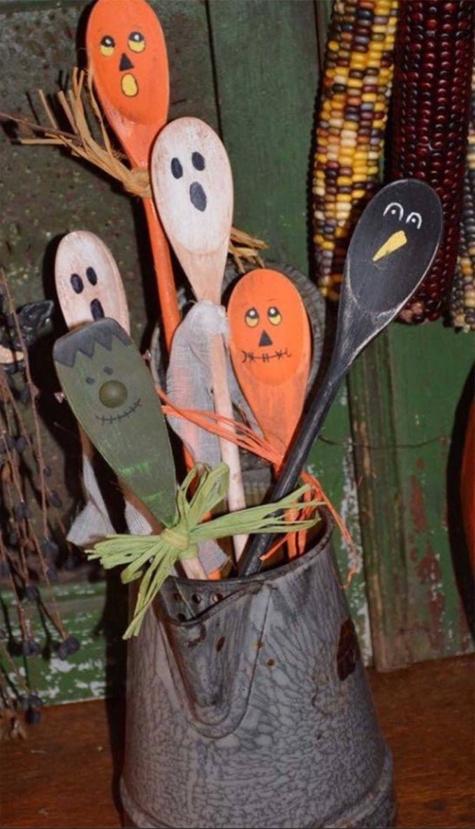 Halloween Wooden Spoons...these are the BEST Homemade Halloween Decorations & Crafts Ideas!