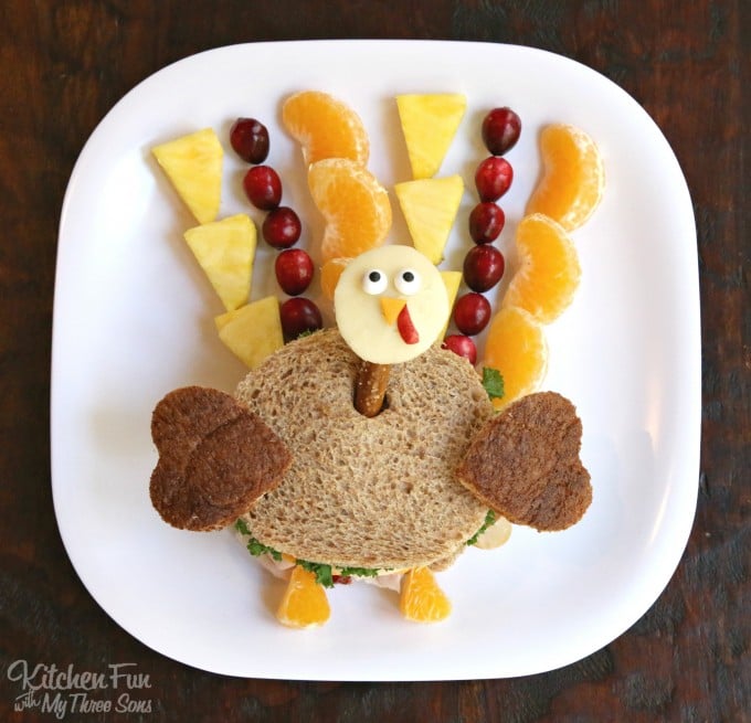 Thanksgiving Turkey Kids Lunch - a fun and healthy sandwich that the kids will love!