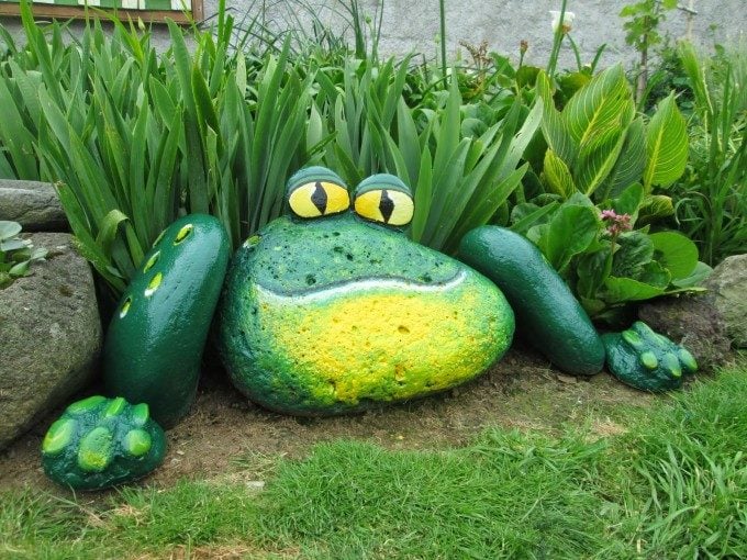 Painted Frog Rocks...these are the BEST Rock Painting Ideas!