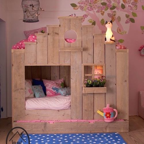 Pallet Playhouse Bunk Bed...these are the BEST Bunk Bed Ideas!