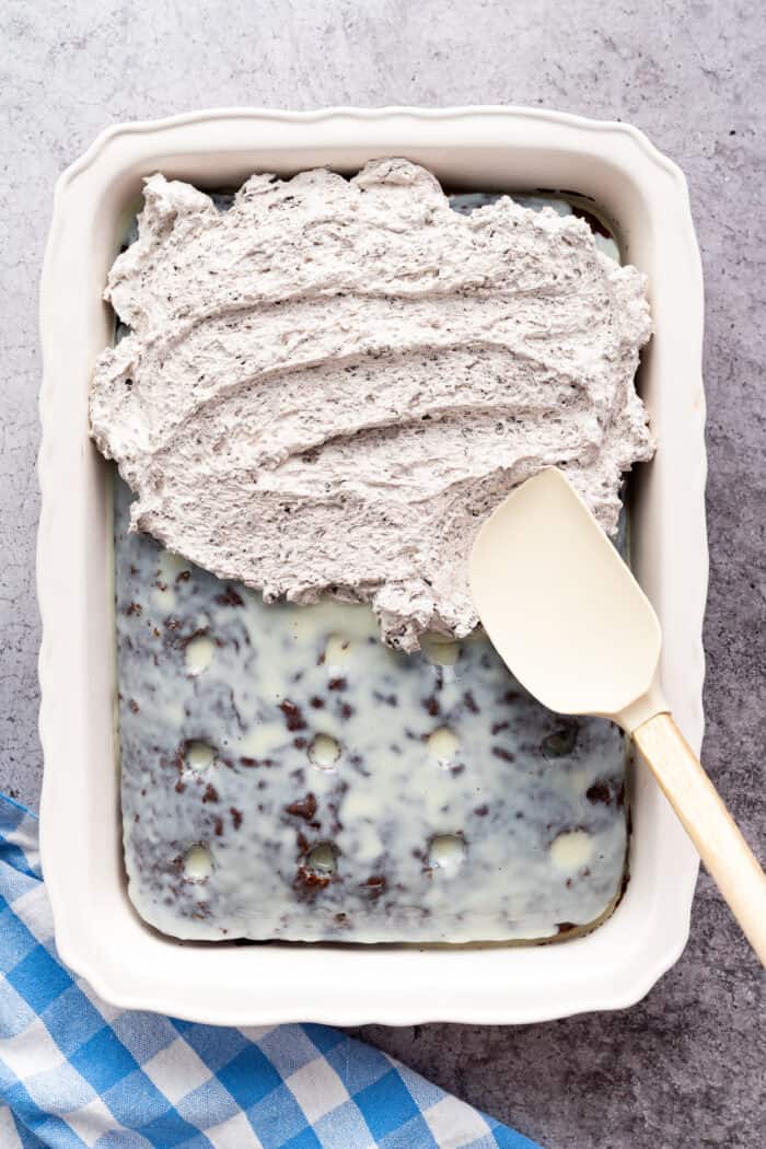 spreading the Oreo pudding mixture over the chocolate cake