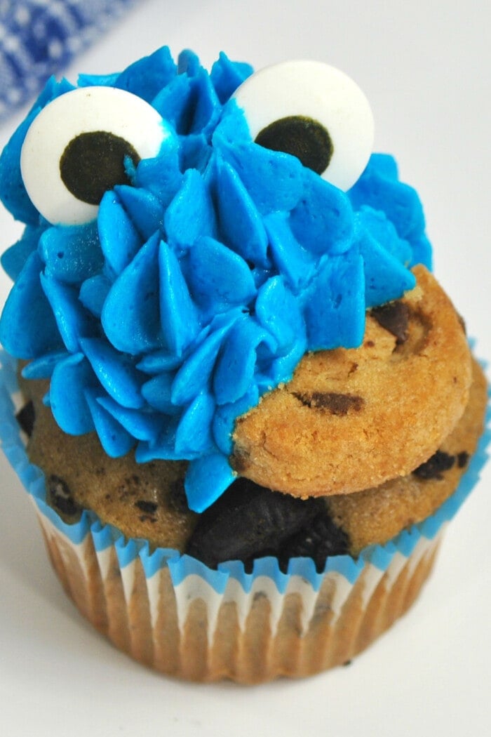 decorating cookie monster cupcakes