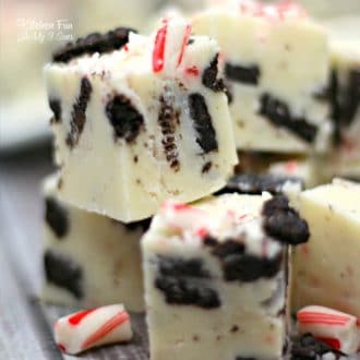 Candy Cane Oreo Fudge | The best easy Christmas recipe - white fudge with Oreo's and candy canes!