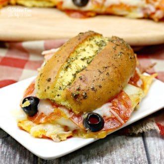 Pepperoni Pizza Sliders are an easy dinner that everyone in the family will love. You can make these quick, toss them in the oven for 15 minutes and supper is on the table!
