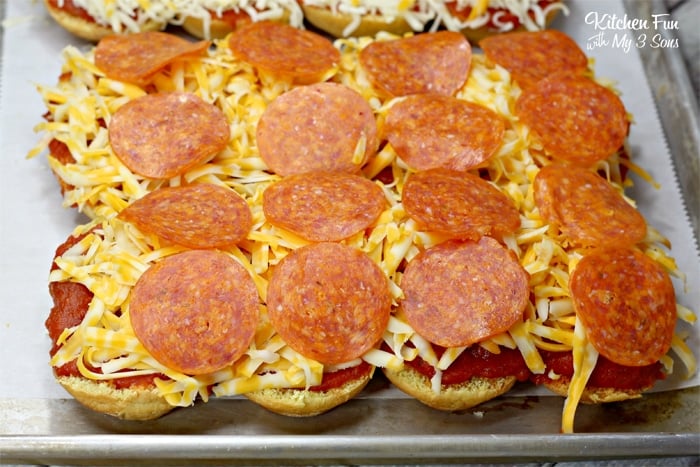 Pepperoni Pizza Sliders are an easy dinner that everyone in the family will love. You can make these quick, toss them in the oven for 15 minutes and supper is on the table!
