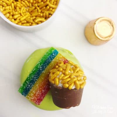 These St. Patrick's Day Oreos are a fun treat for this spring holiday. The little pots of gold are made from candy and are so cute!