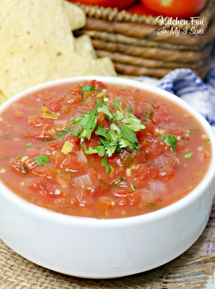 This Weight Watchers Salsa is a delicious blend of salsa, garlic, onions and cilantro all for absolutely 0 WW Freestyle Points.