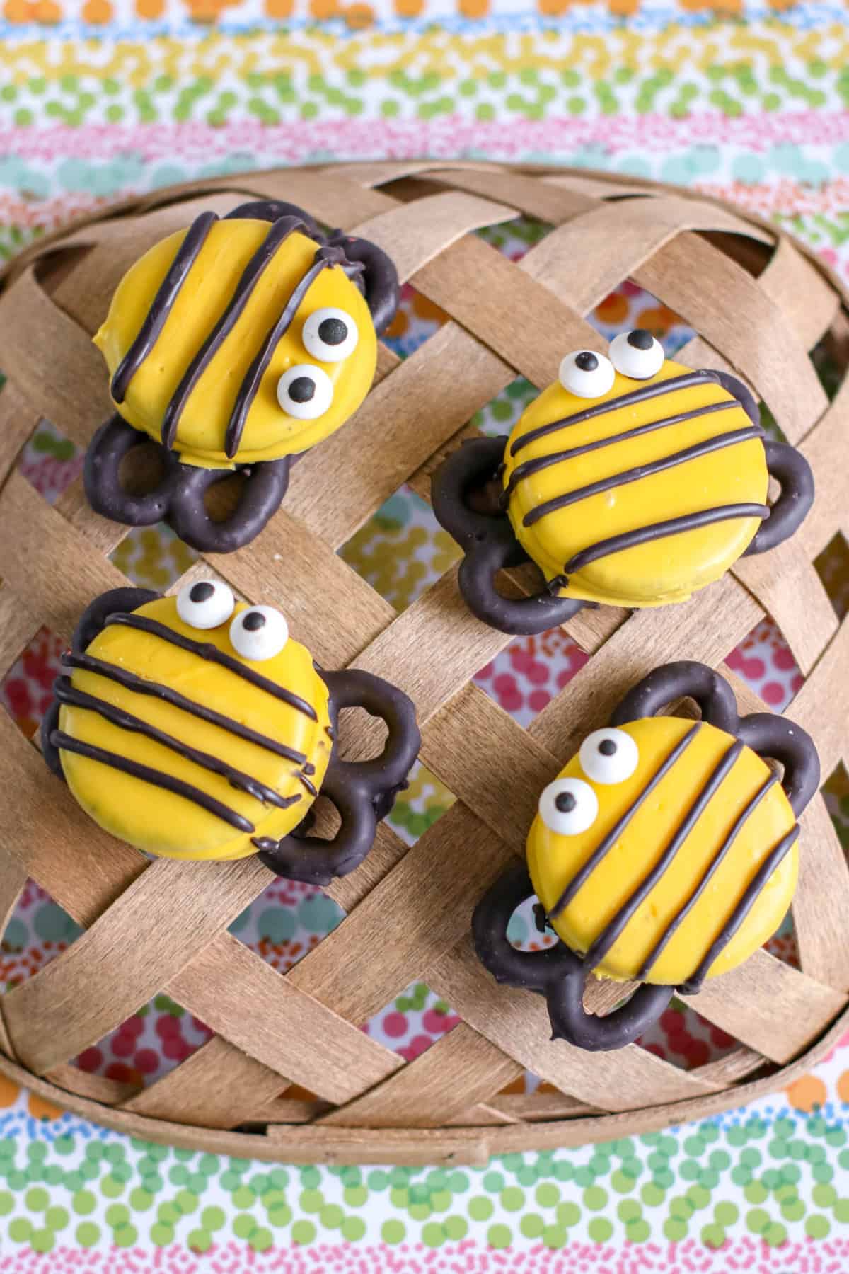 These Bumble Bee Cookies are so stinking cute! Made with Oreo Cookies dipped in chocolate and decorated with chocolate covered pretzels and candy eyes. Bumble Bee Cookies made with Oreos