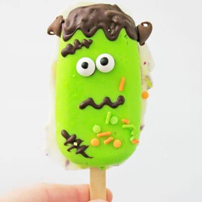 Frankenstein Cakesicles are the most fun Halloween cake pop ever! Cake in the middle with icing coating and it looks just like your friend Frankenstein.