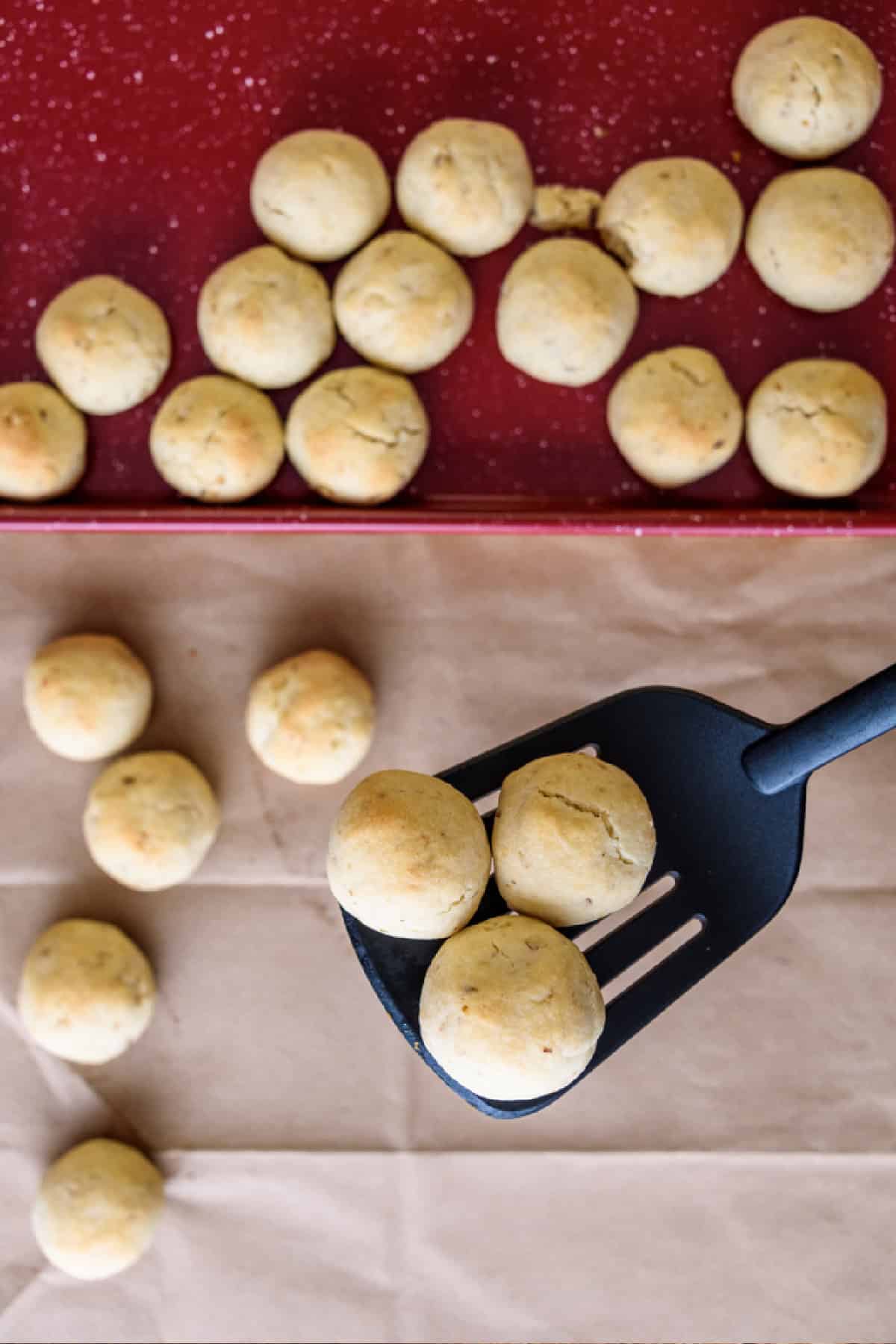 Transferring cookies to cooling rack