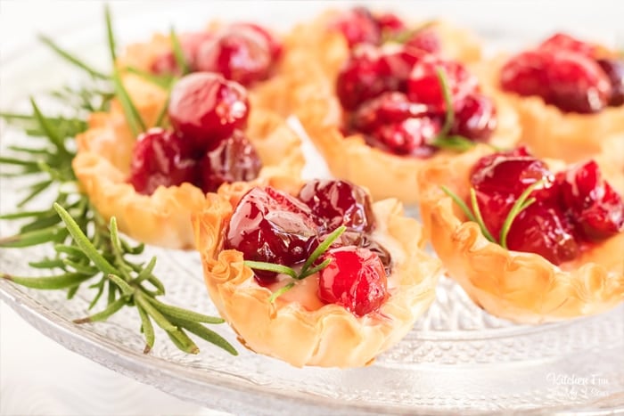 Cranberry Brie Bites is a quick Christmas snack that is beautiful and delicious. A pastry filled with cheese and fresh cranberries is perfect for a holiday party.