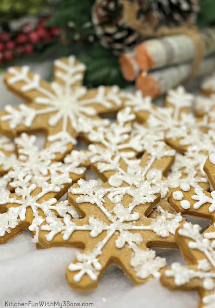 Decorated gingerbread snowflakes