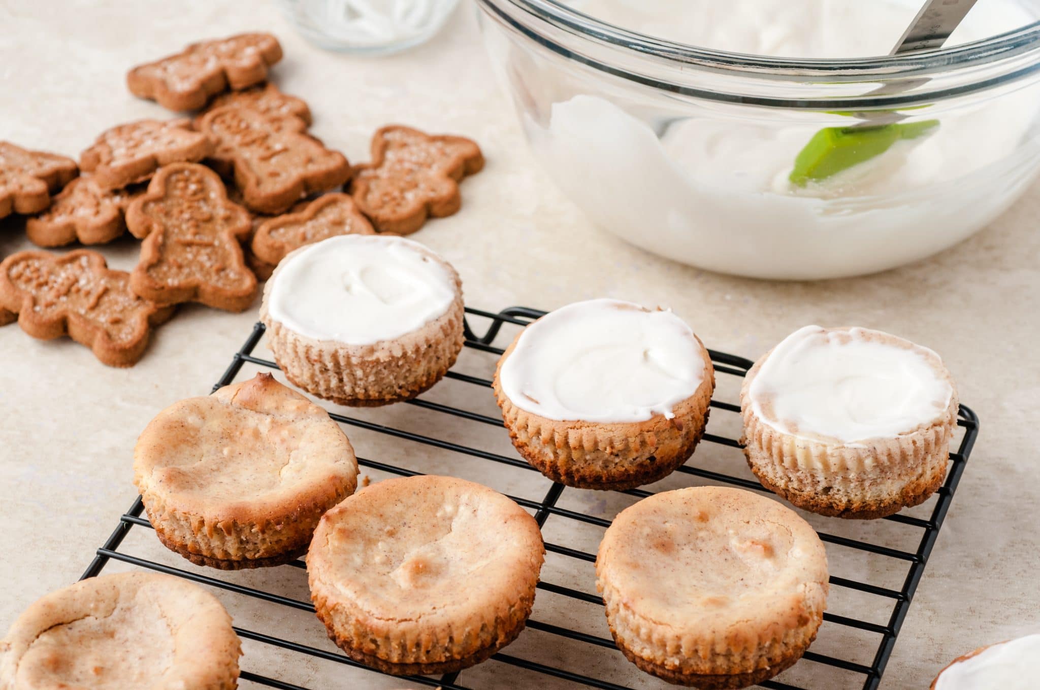 Mini Cheesecakes with Gingerbread Cookies