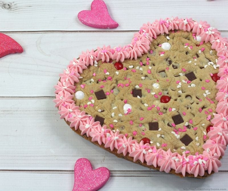 Decorated cookie cake