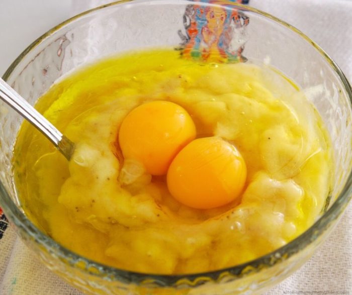 eggs in banana mash