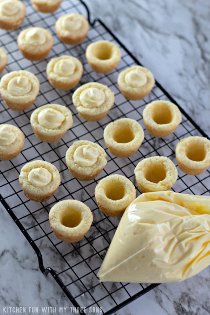 filling cookie cups with pastry cream
