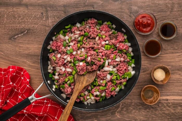 Philly Cheesesteak Sloppy Joes transform the cheesy goodness of a classic cheesesteak into a quick and easy sloppy joe in just 30 minutes. Ground beef, green peppers, and onion in a pan