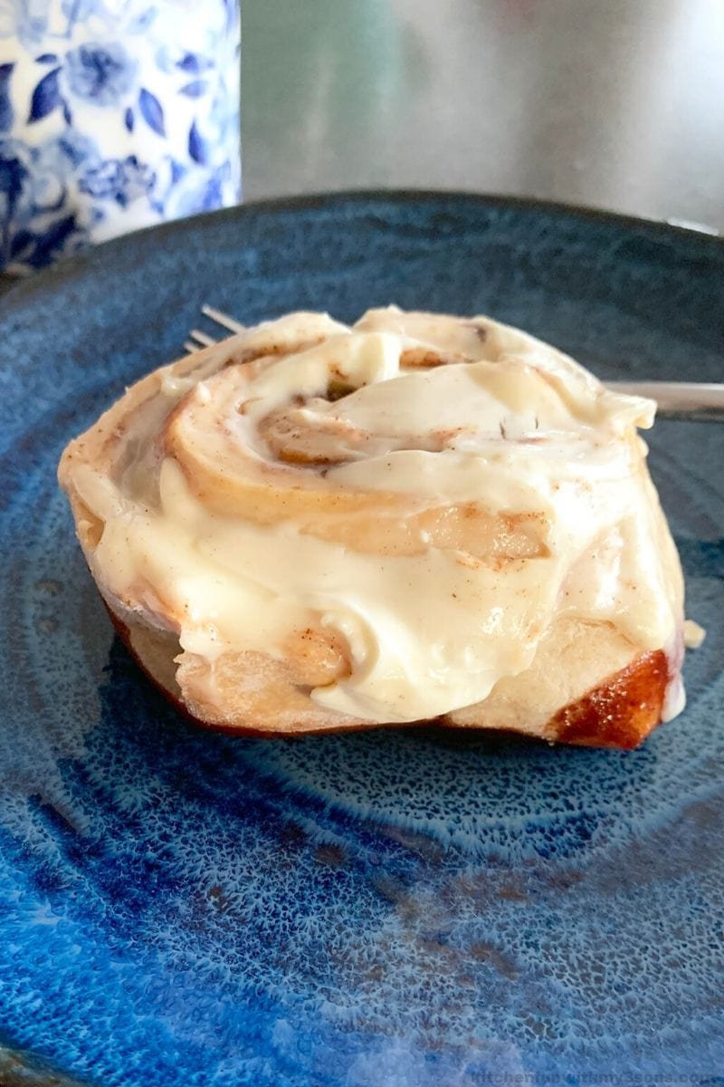 cinnamon roll with cream cheese frosting