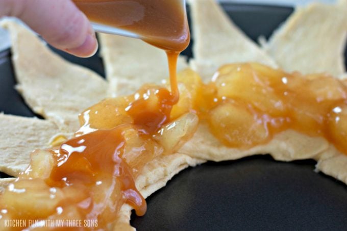pouring caramel sauce over apple pie filling