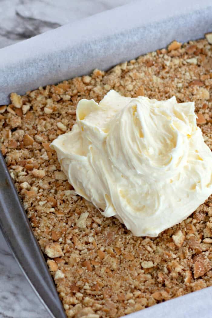 adding banana cream cheese mixture over the crust