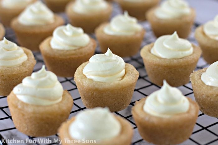 Banana pudding cookie cups on a cooling rack